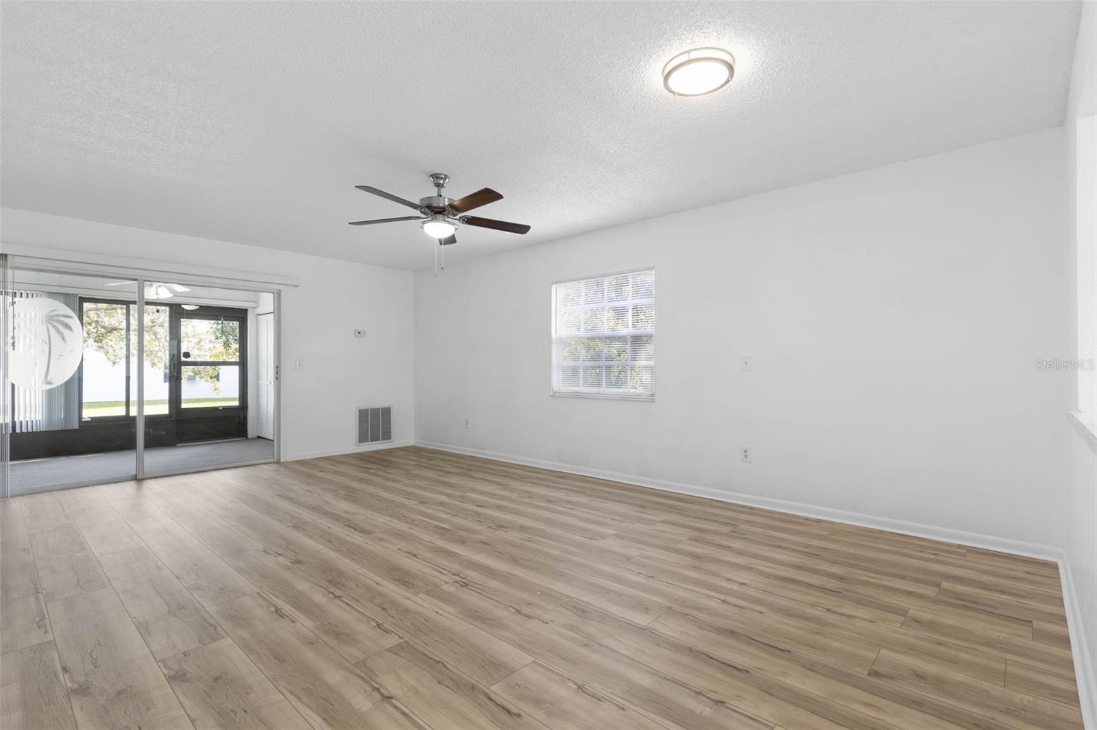 Image 4 of 47 For 24 Kings Colony Court