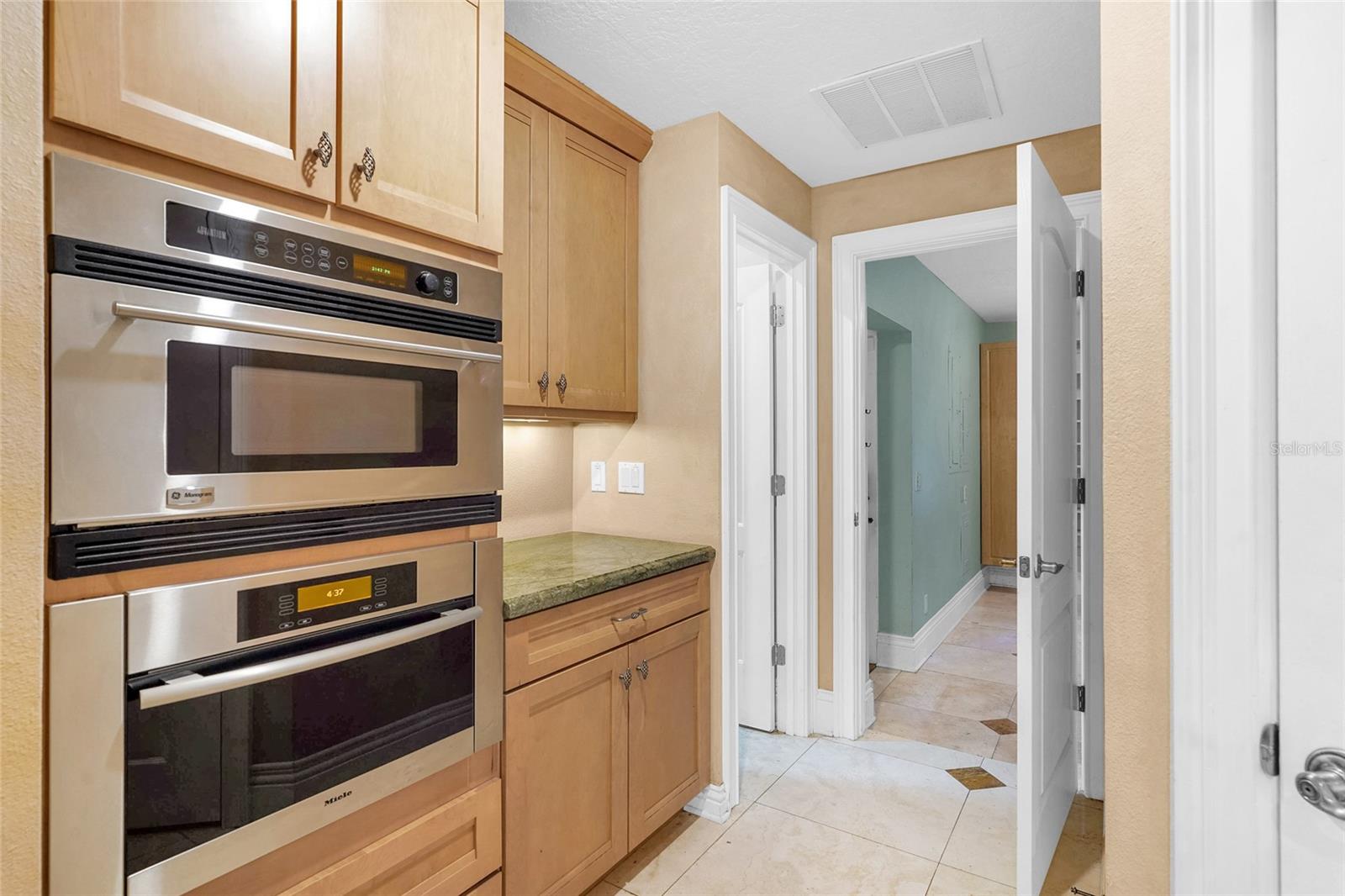 Image 20 of 72 For 1481 Lambert Avenue