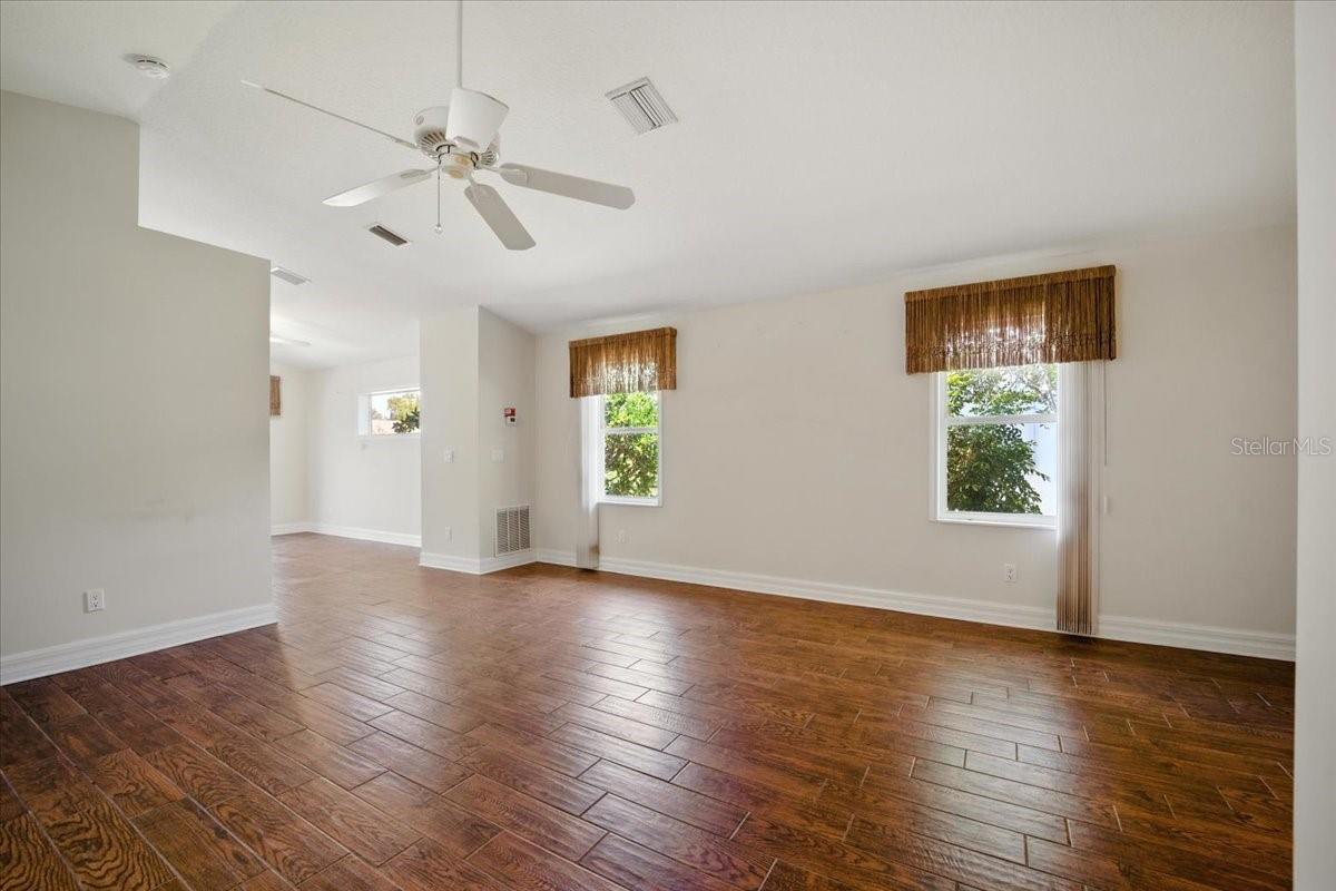 Image 20 of 69 For 13 Cottagegate Court