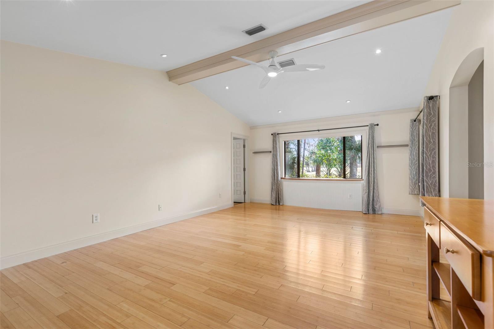 Image 7 of 89 For 322 Wellington Drive