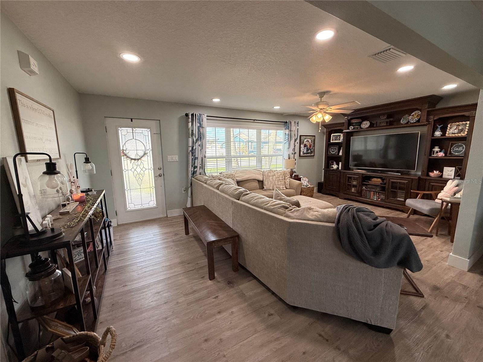 Image 7 of 21 For 360 Palm Circle