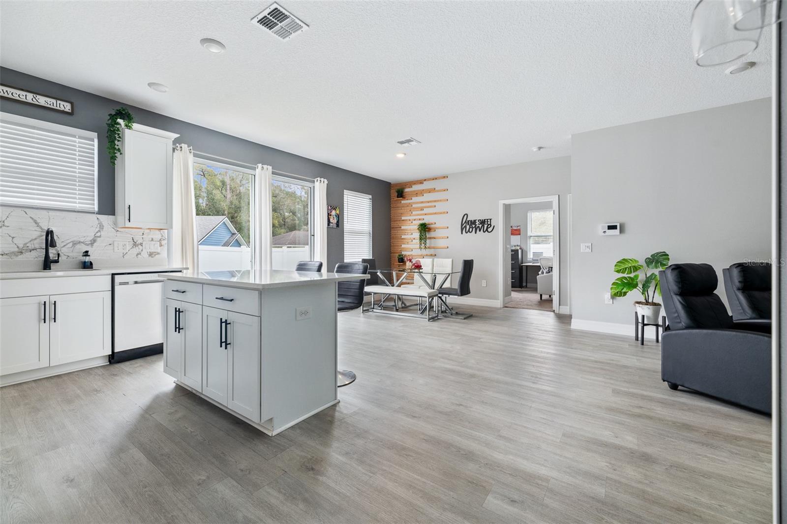 Image 18 of 34 For 113 Plumosus Park Dr