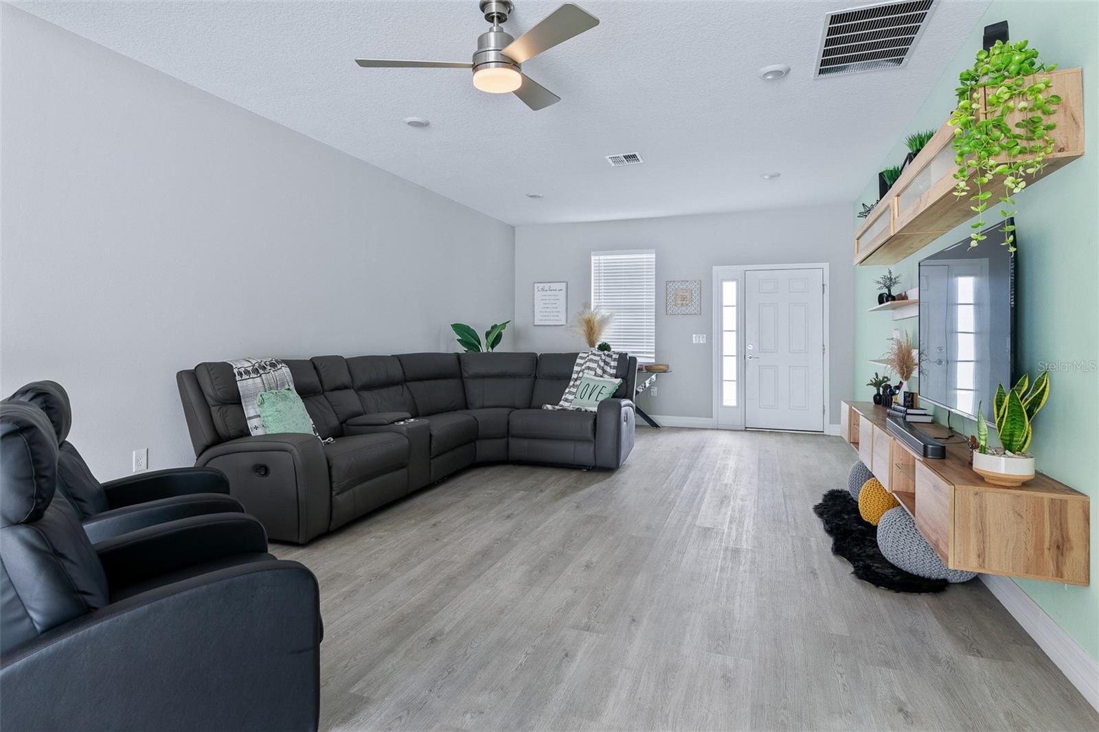 Image 2 of 34 For 113 Plumosus Park Dr