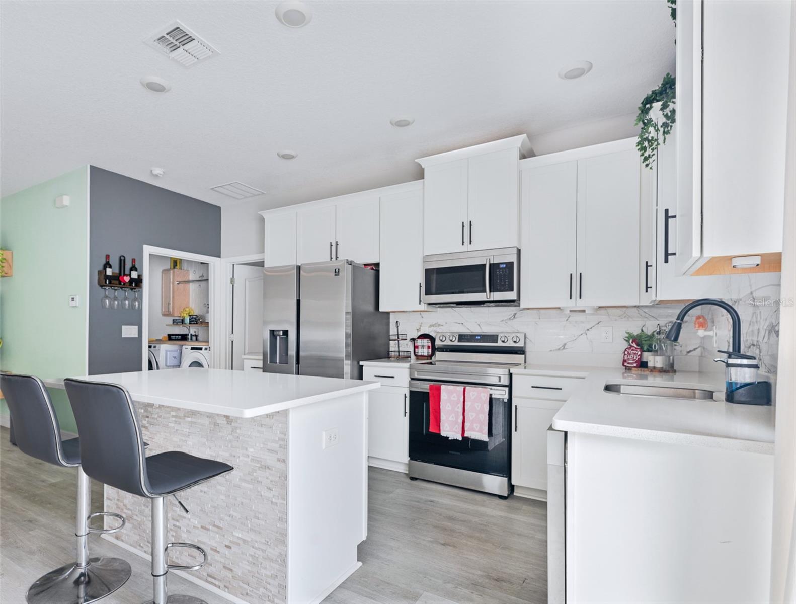 Image 8 of 34 For 113 Plumosus Park Dr