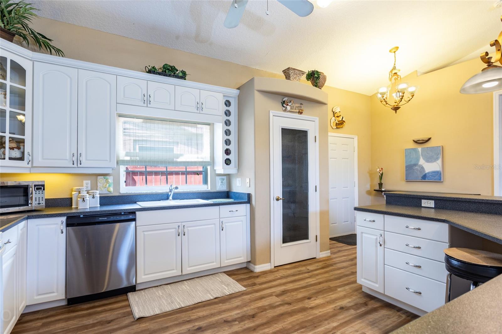 Image 19 of 53 For 497 Grandview Avenue