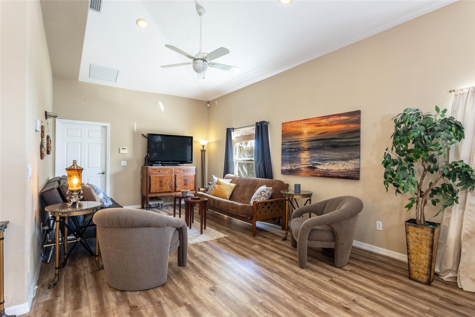 Image 26 of 53 For 497 Grandview Avenue