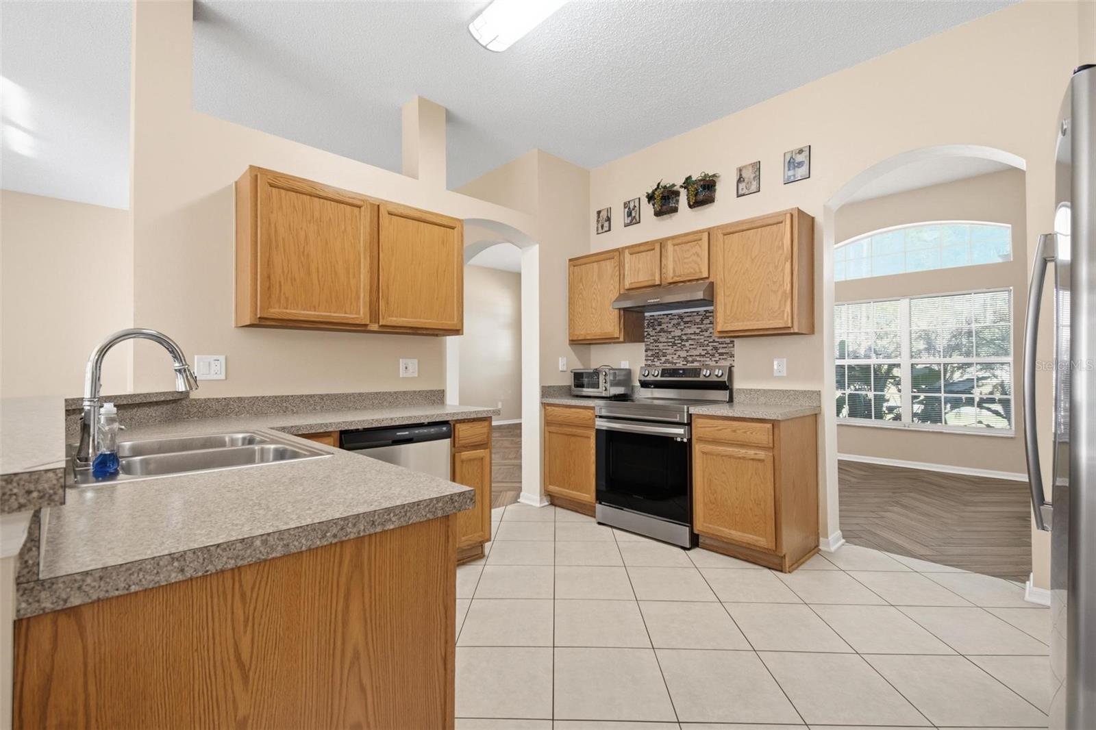 Image 10 of 38 For 4 Red Oak Place