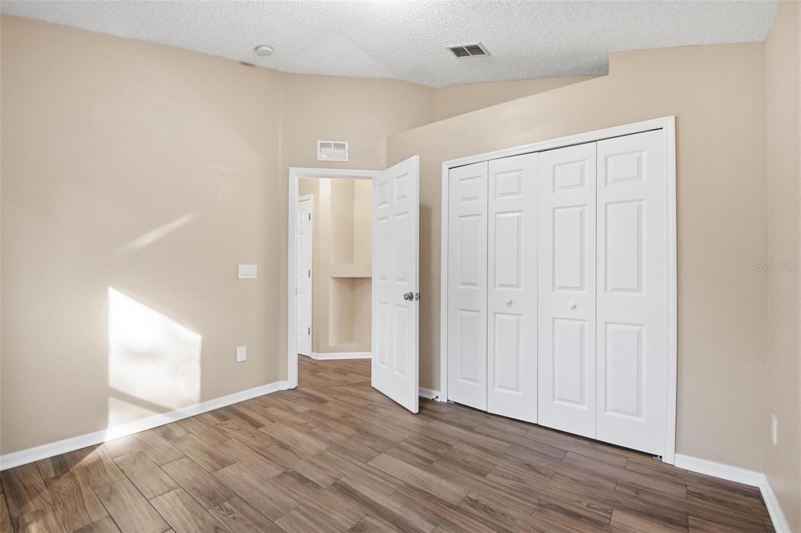 Image 17 of 38 For 4 Red Oak Place