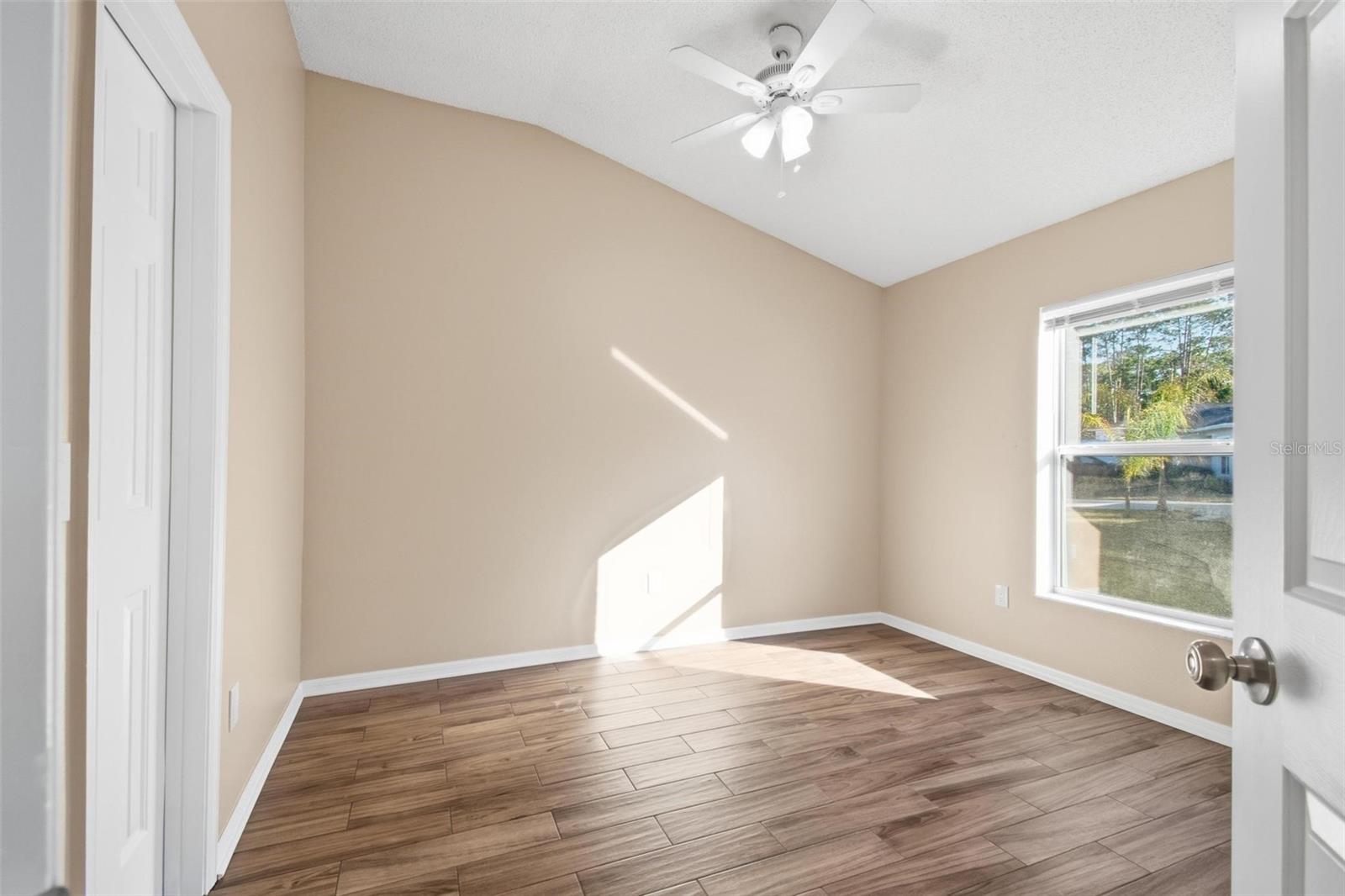 Image 18 of 38 For 4 Red Oak Place