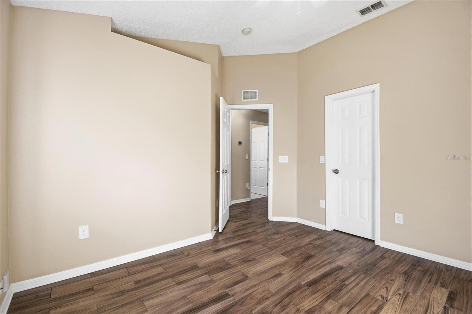 Image 20 of 38 For 4 Red Oak Place