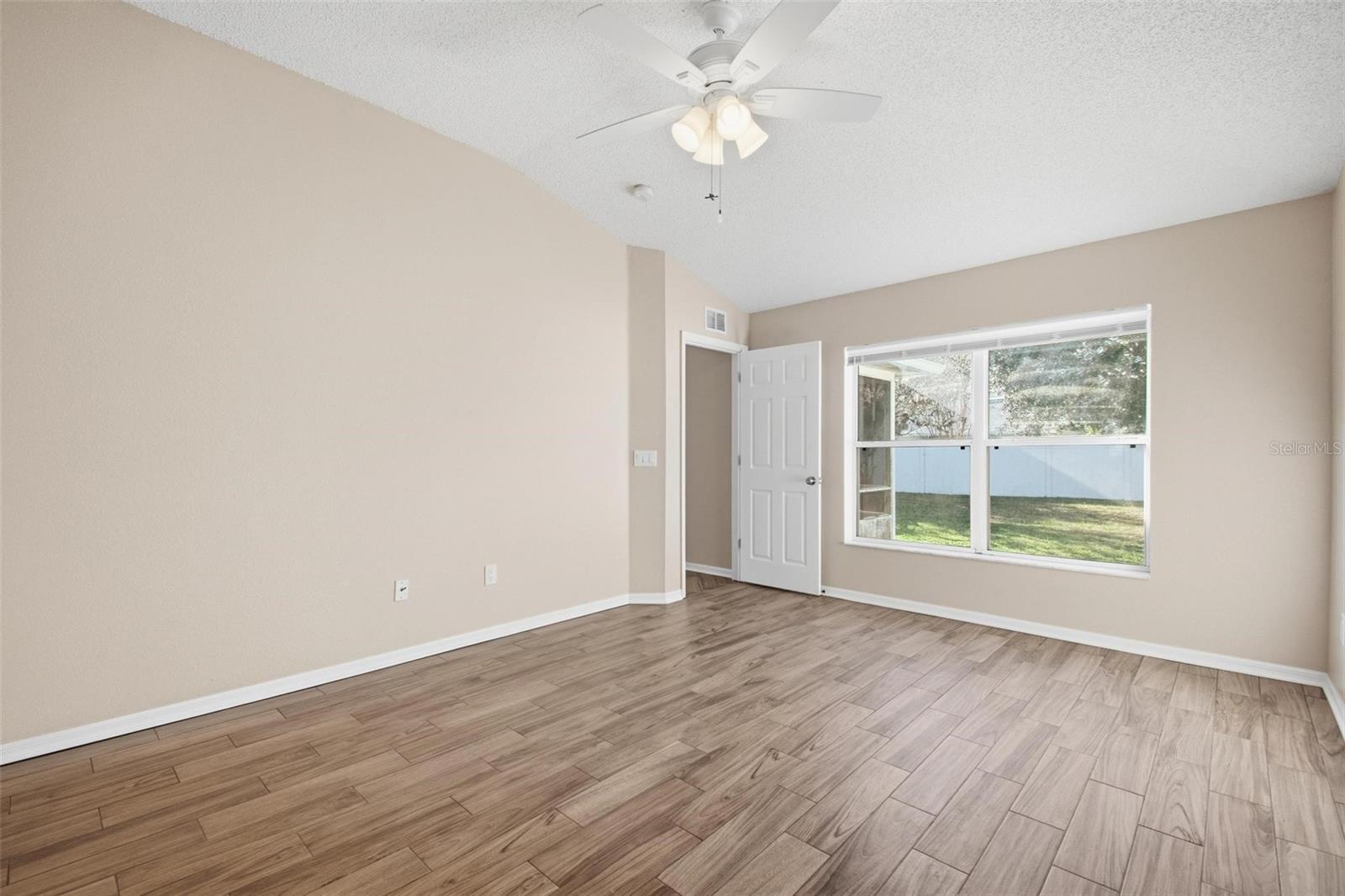 Image 29 of 38 For 4 Red Oak Place