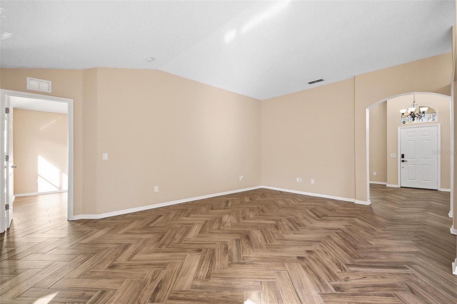 Image 6 of 38 For 4 Red Oak Place