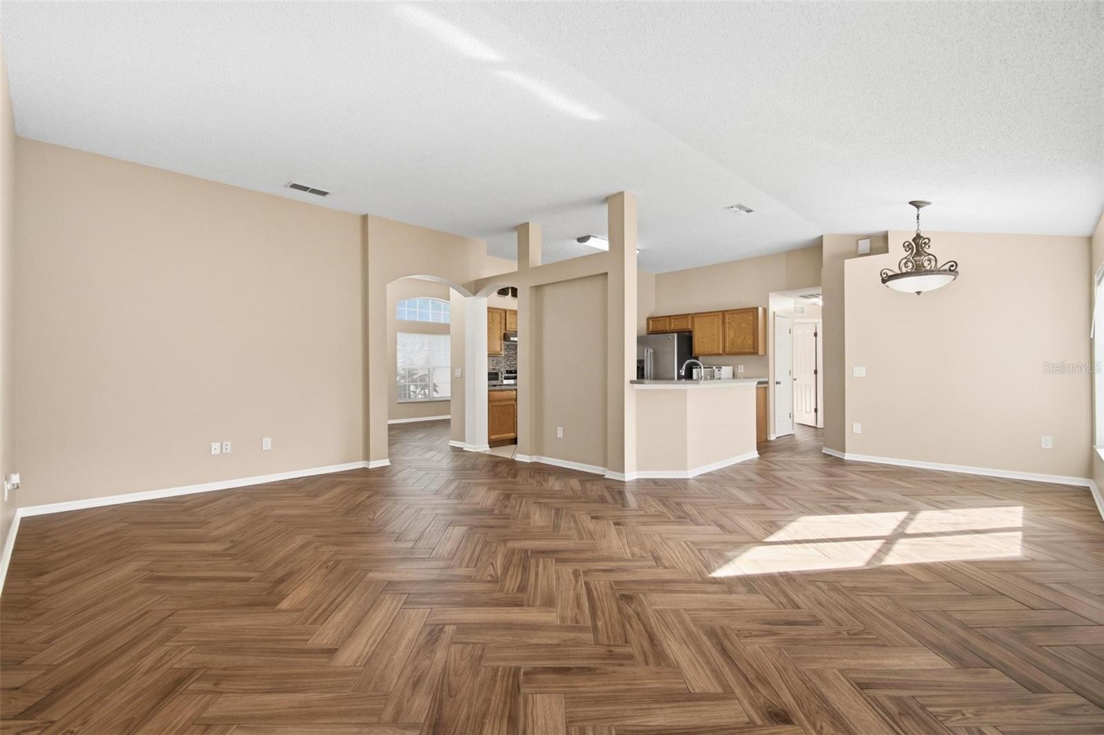 Image 8 of 38 For 4 Red Oak Place