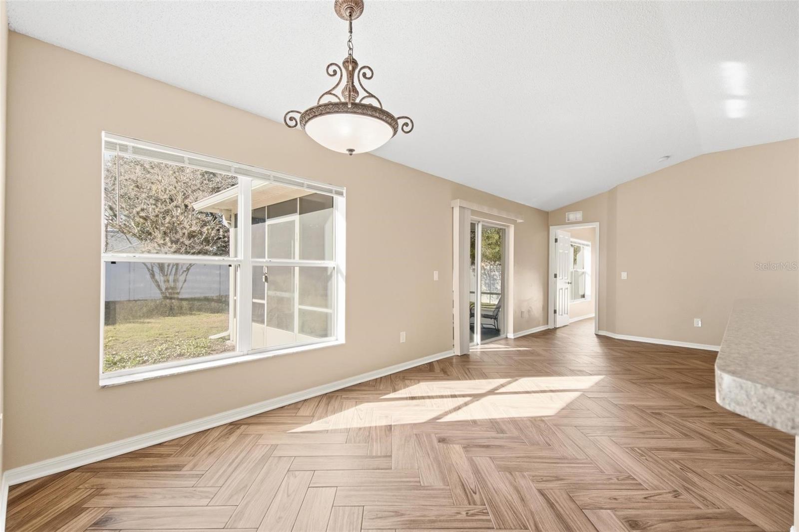 Image 9 of 38 For 4 Red Oak Place