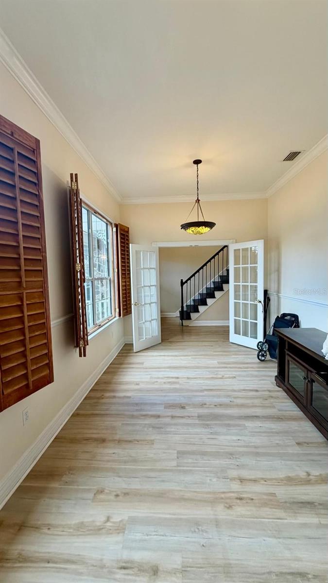 Image 11 of 49 For 7 Whitehall Court