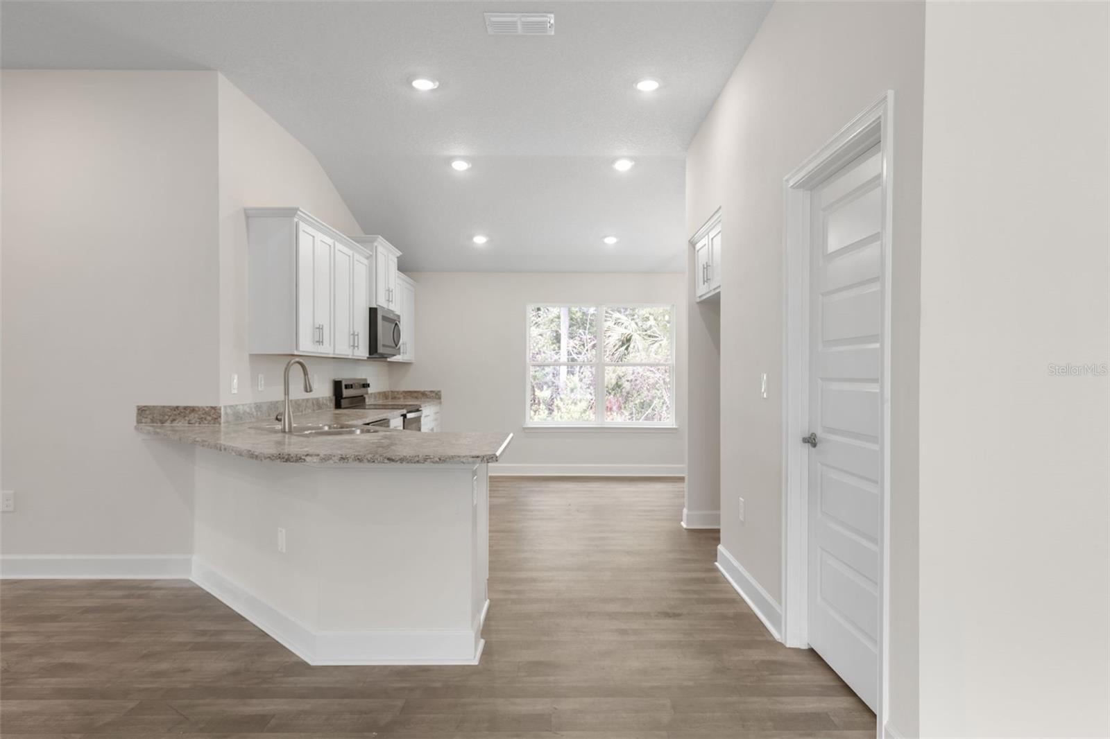 Image 10 of 39 For 7 Zircon Court