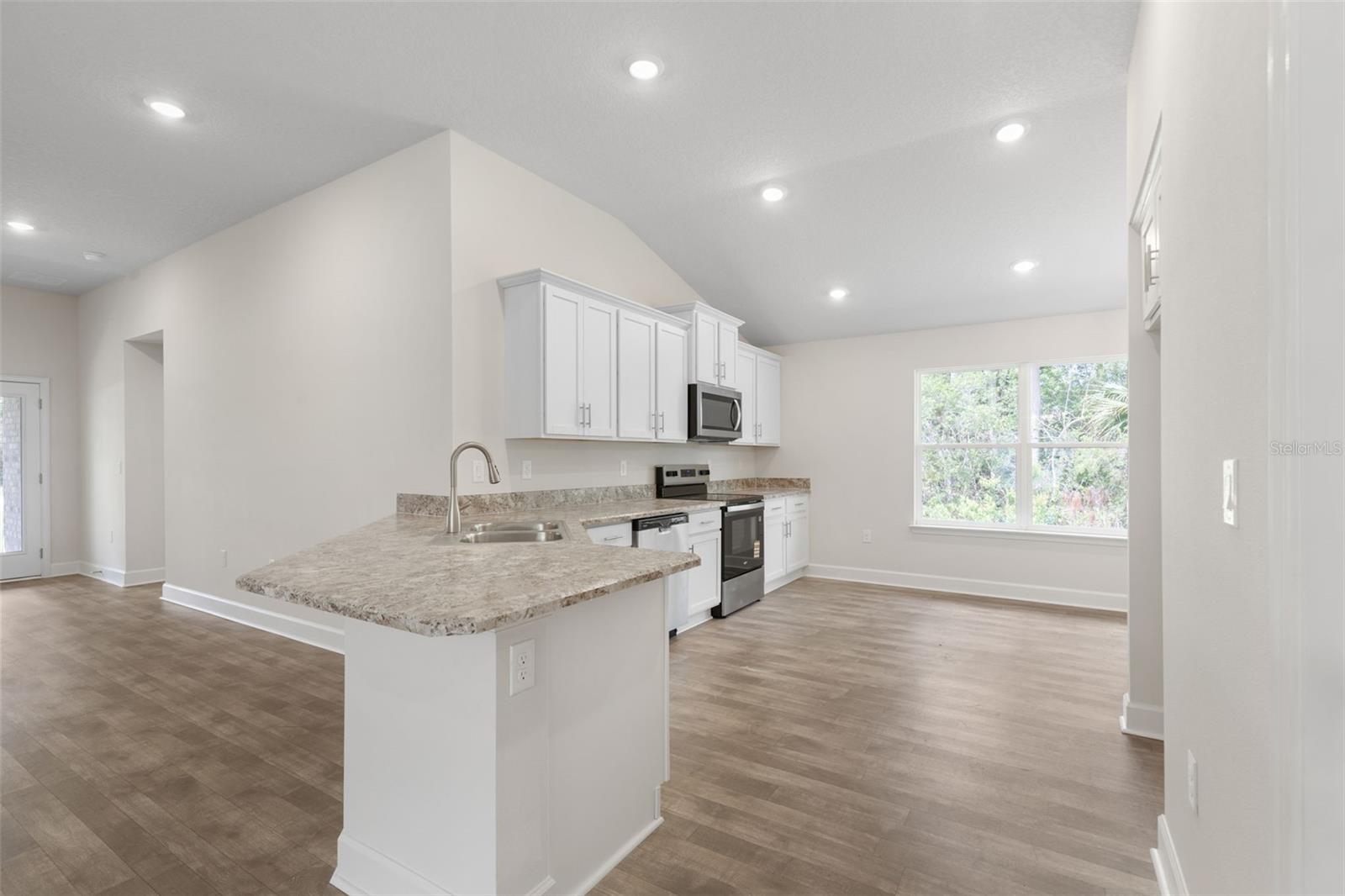 Image 11 of 39 For 7 Zircon Court