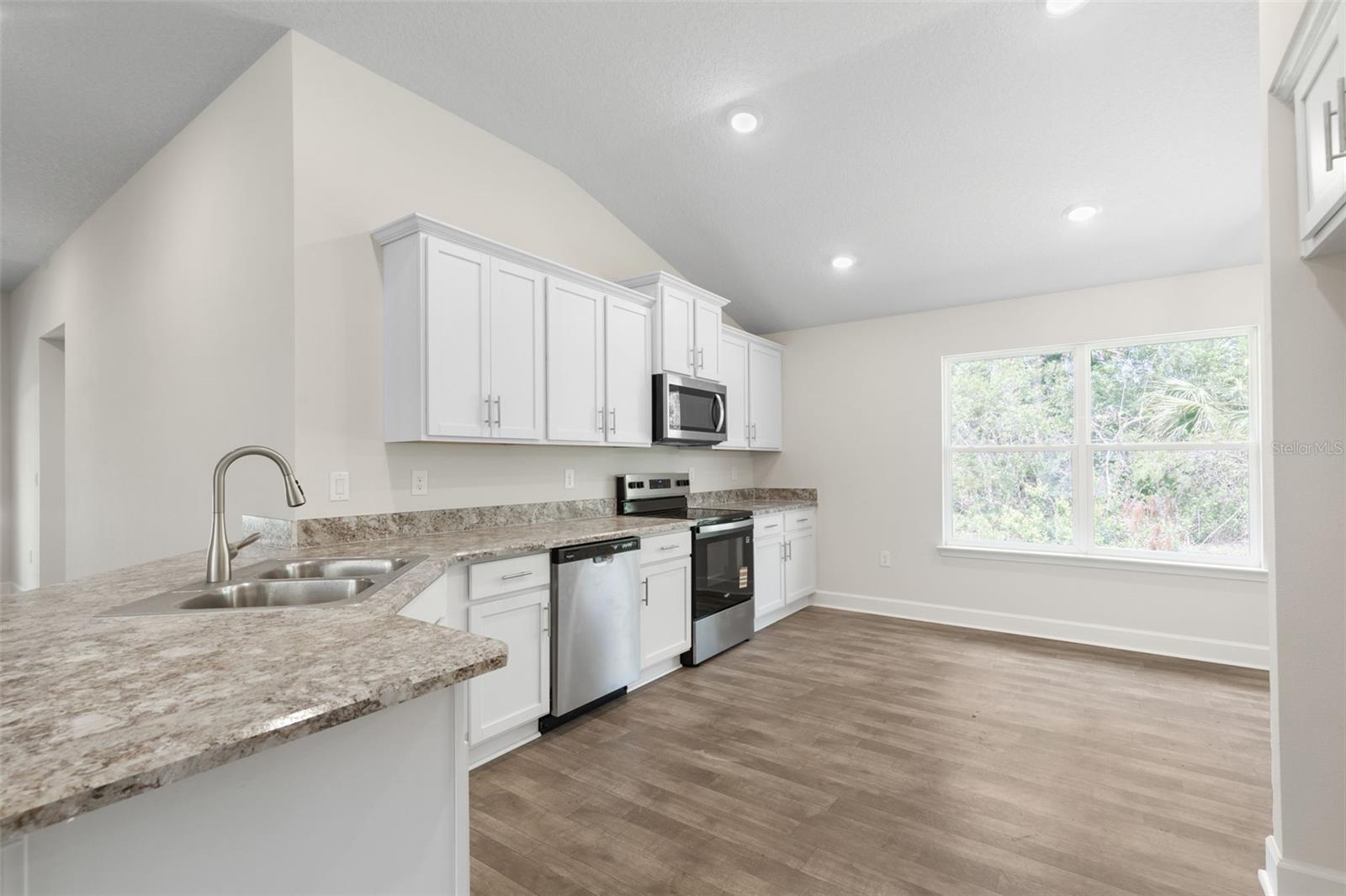 Image 13 of 39 For 7 Zircon Court