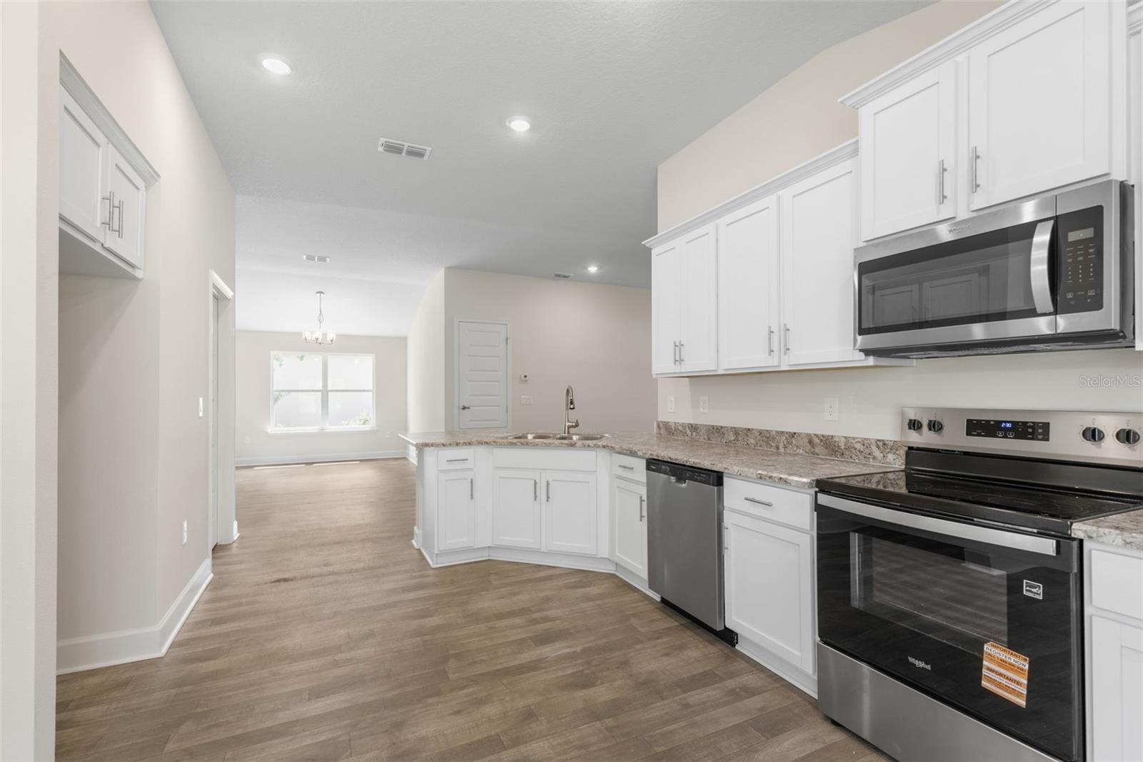 Image 16 of 39 For 7 Zircon Court