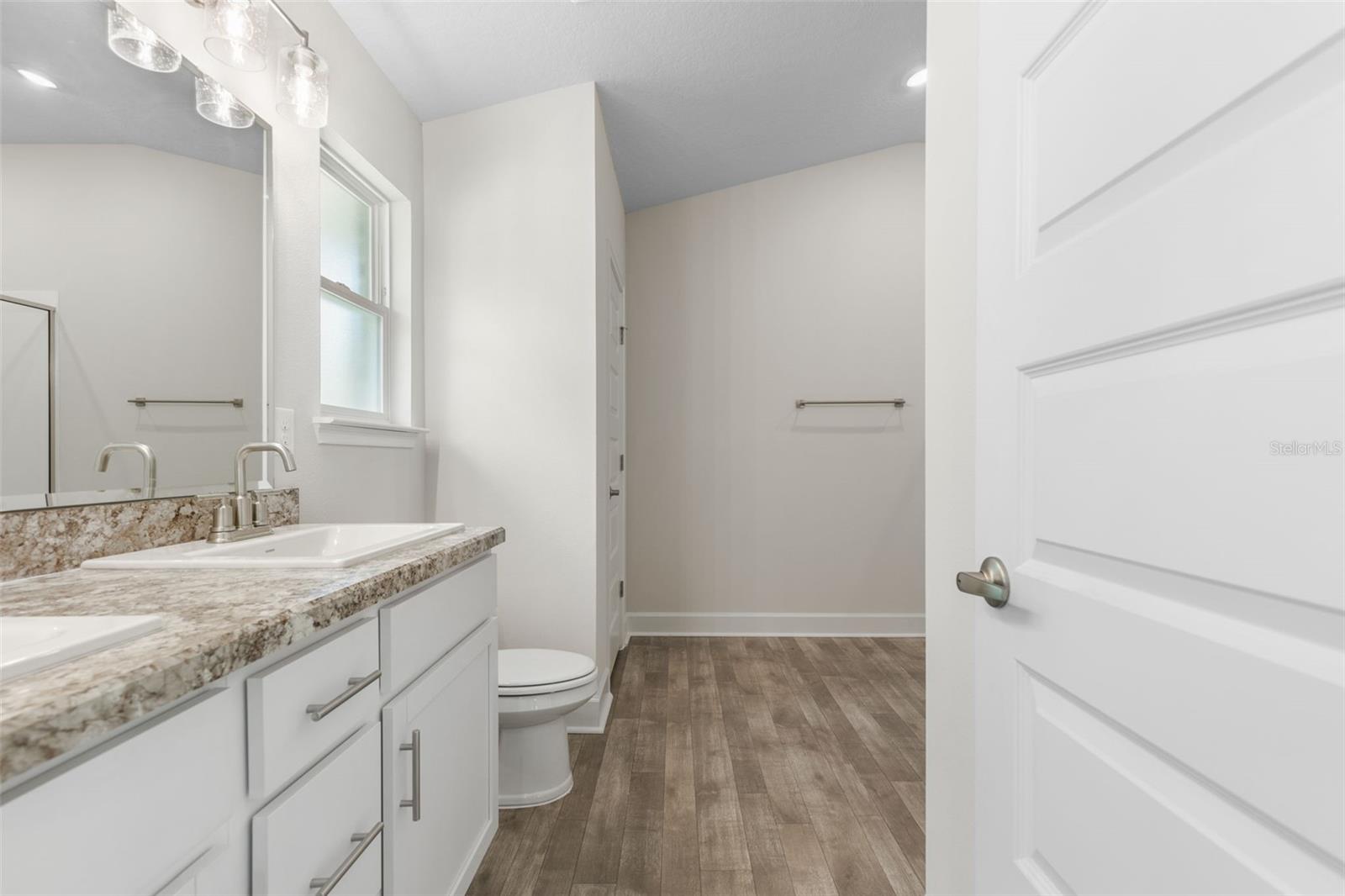 Image 27 of 39 For 7 Zircon Court