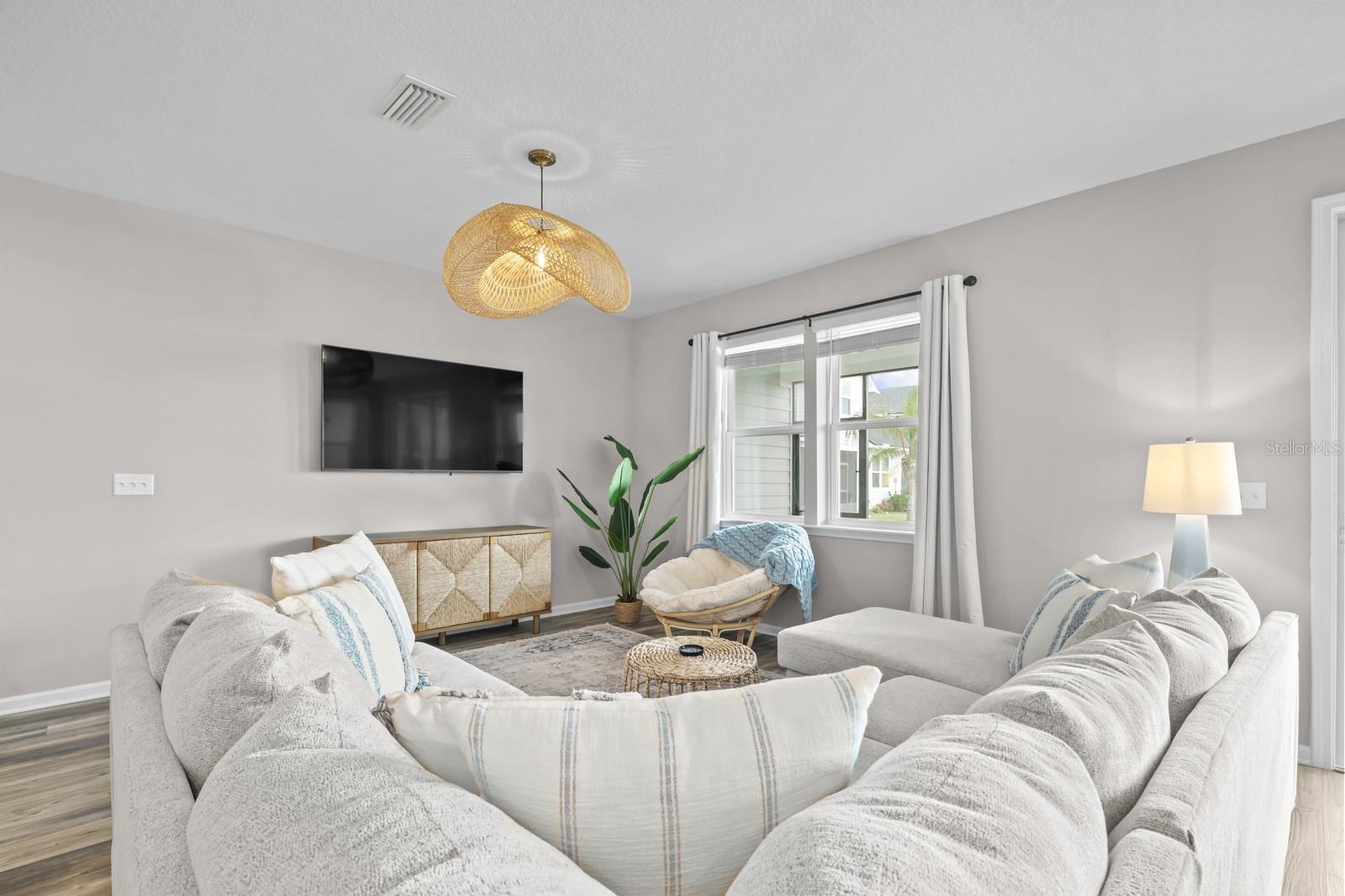 Image 23 of 90 For 41 Los Lagos Boulevard