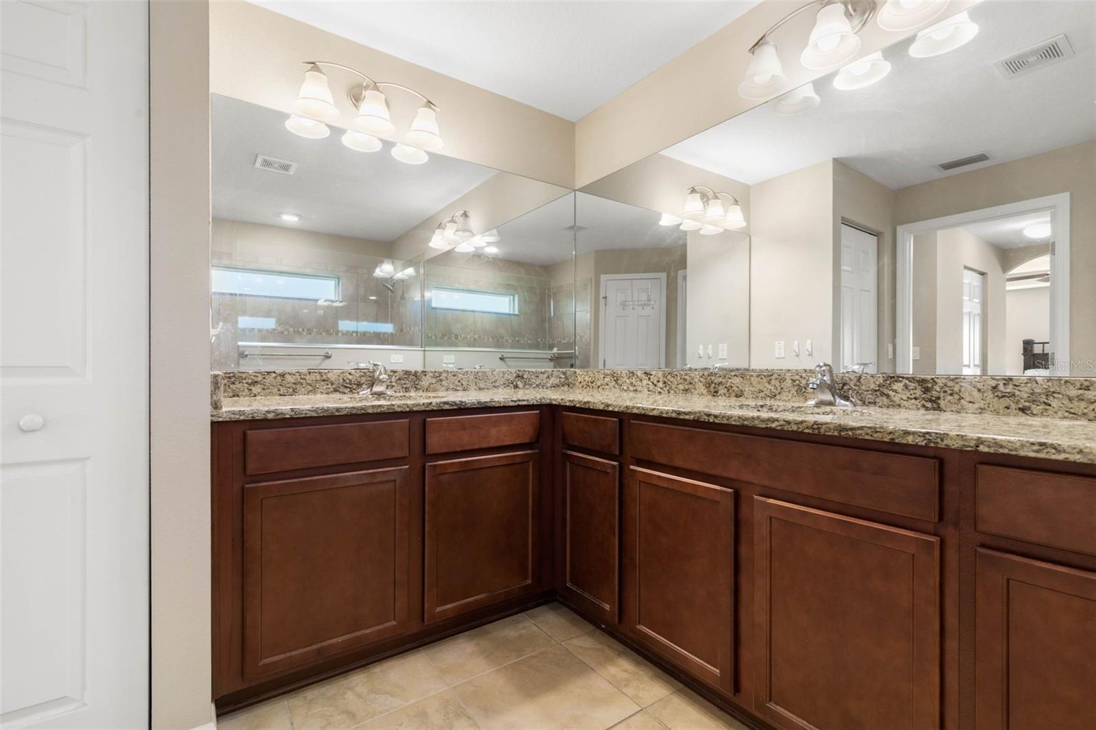 Image 34 of 87 For 6 Emerald Lane