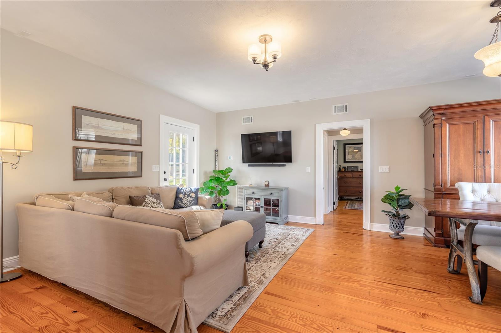 Image 24 of 75 For 458 Beach Street