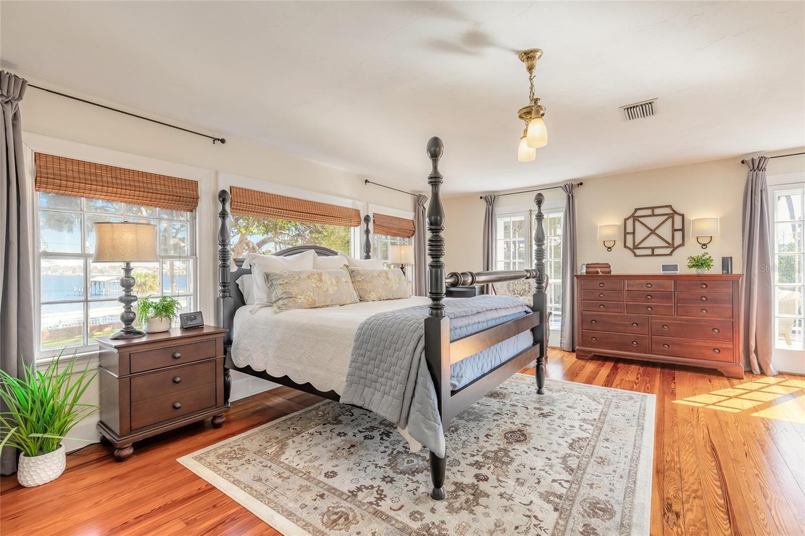 Image 33 of 75 For 458 Beach Street