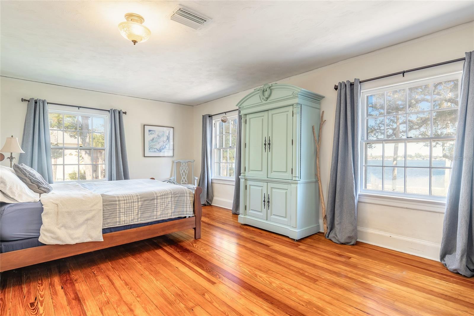 Image 41 of 75 For 458 Beach Street