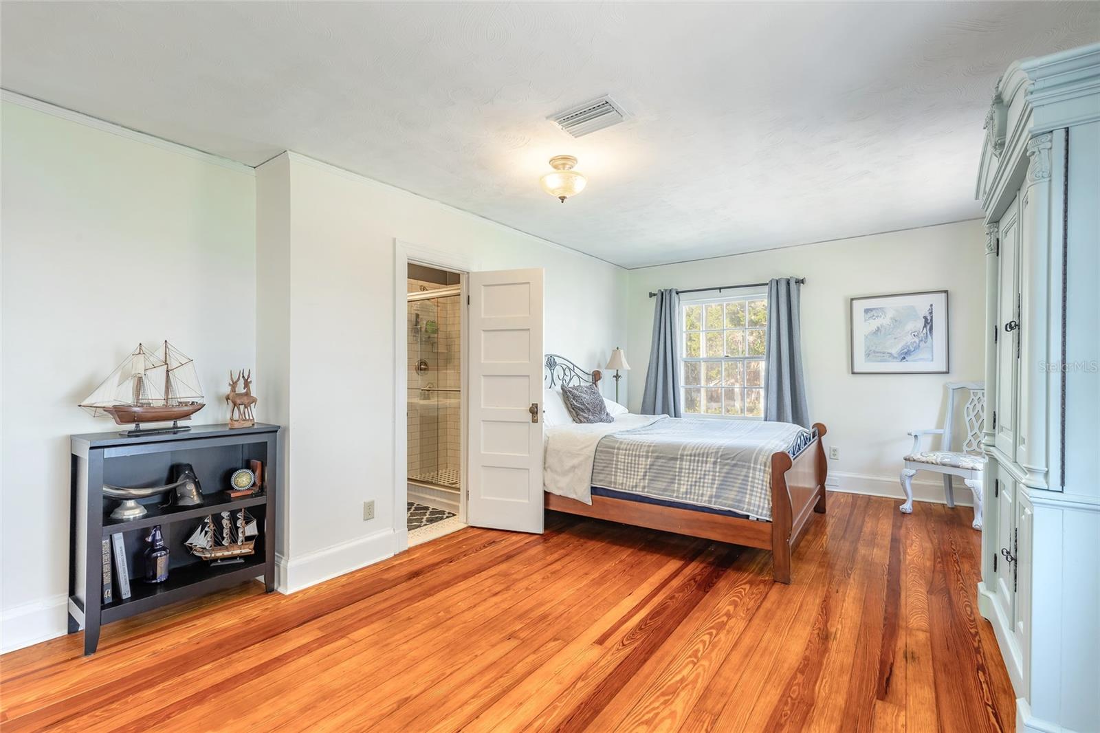 Image 42 of 75 For 458 Beach Street