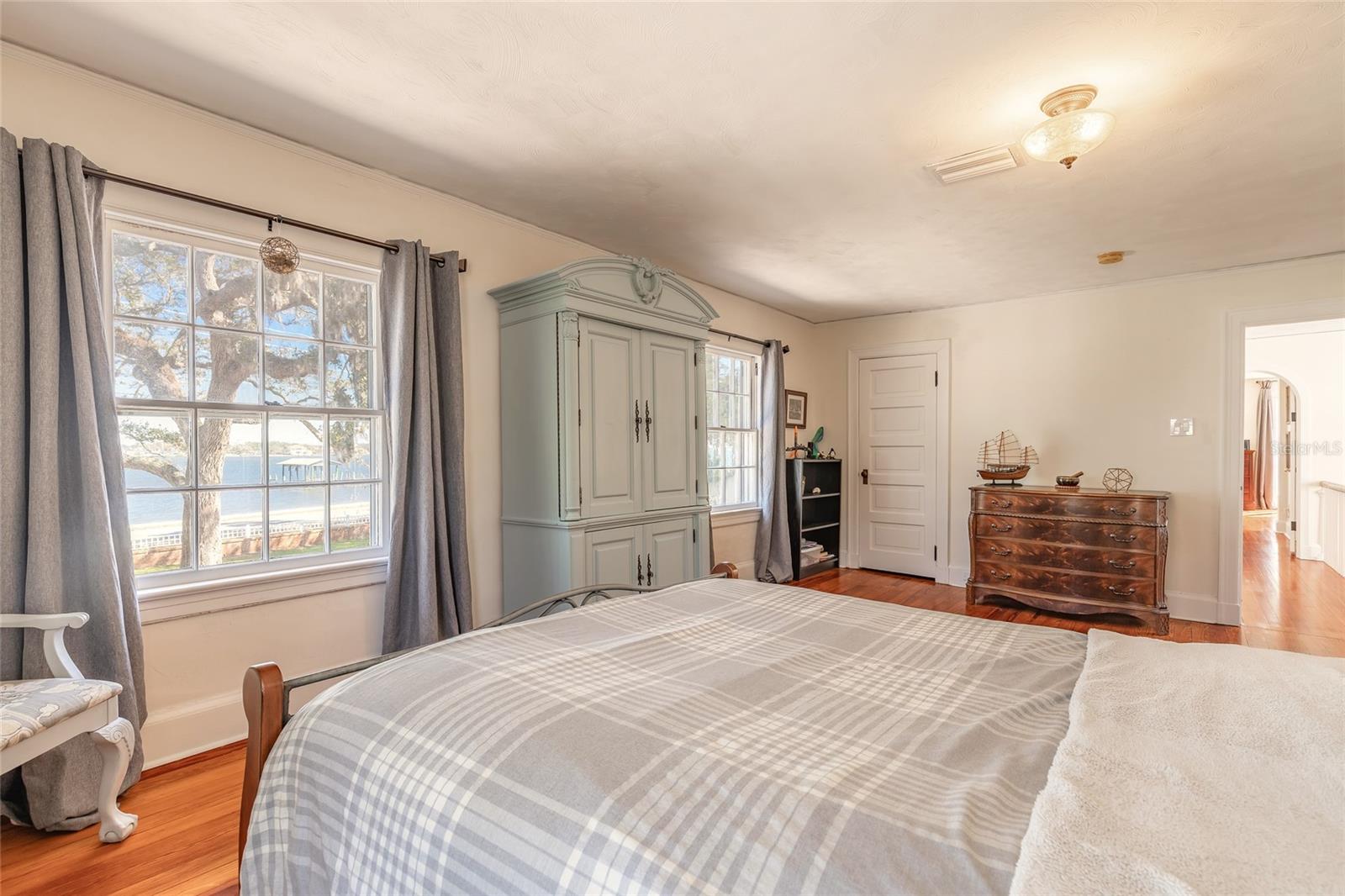 Image 43 of 75 For 458 Beach Street