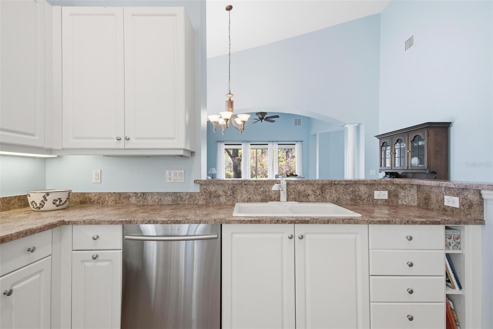 Image 10 of 59 For 3 River Park Drive N