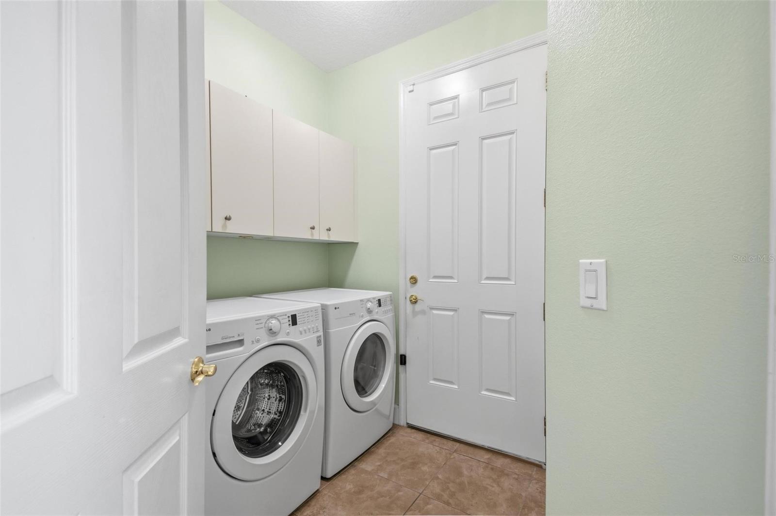 Image 14 of 59 For 3 River Park Drive N