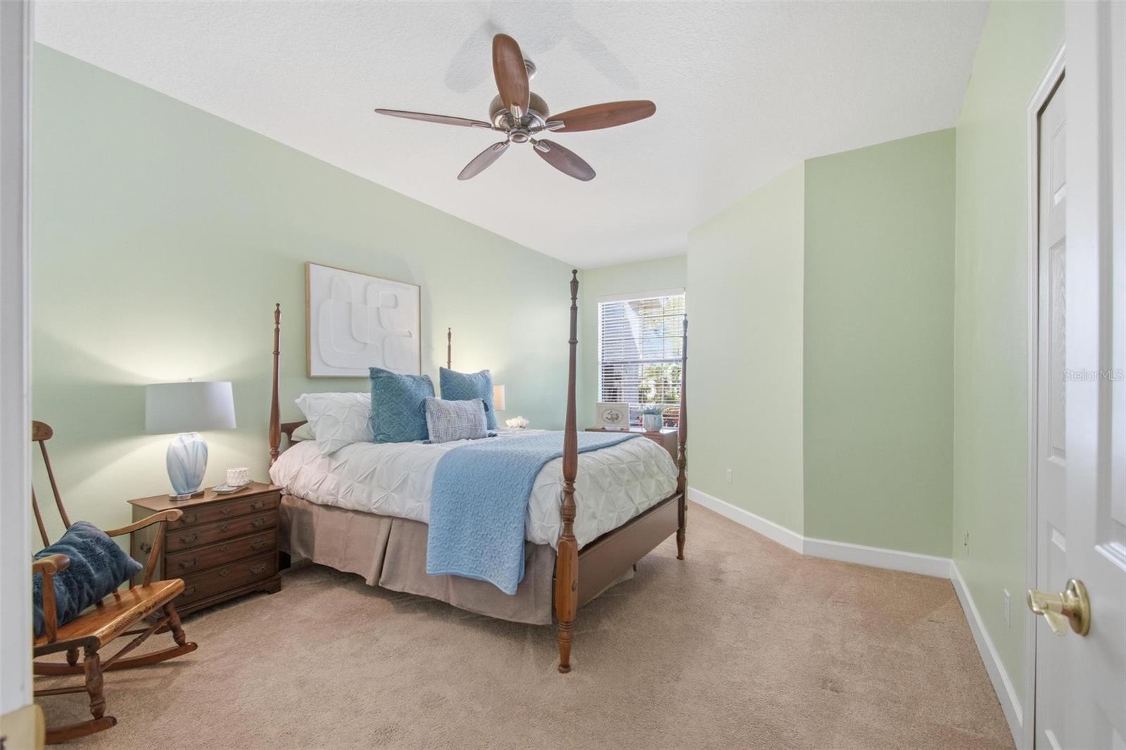 Image 17 of 59 For 3 River Park Drive N