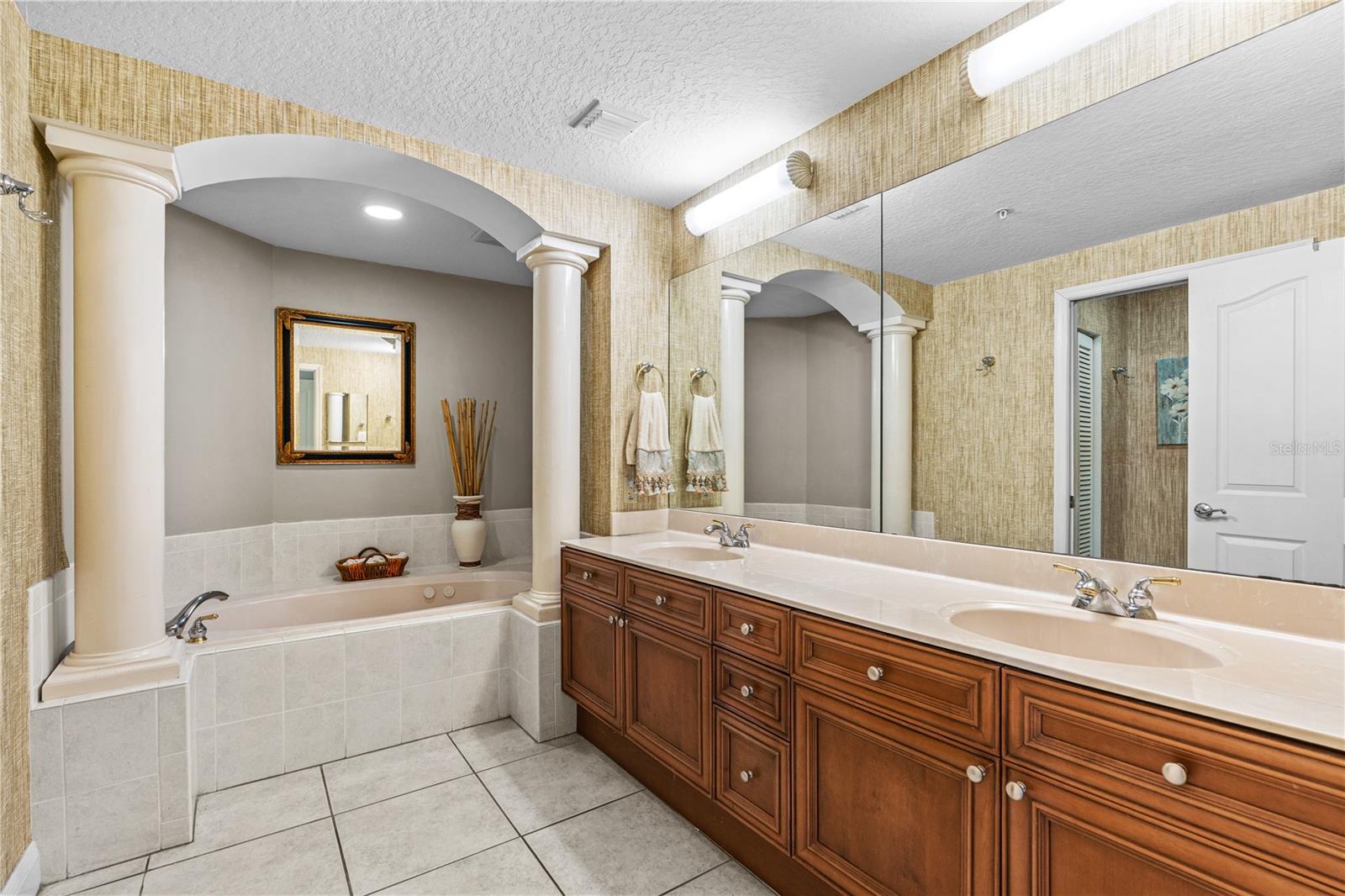 Image 51 of 73 For 2300 Atlantic Avenue 101