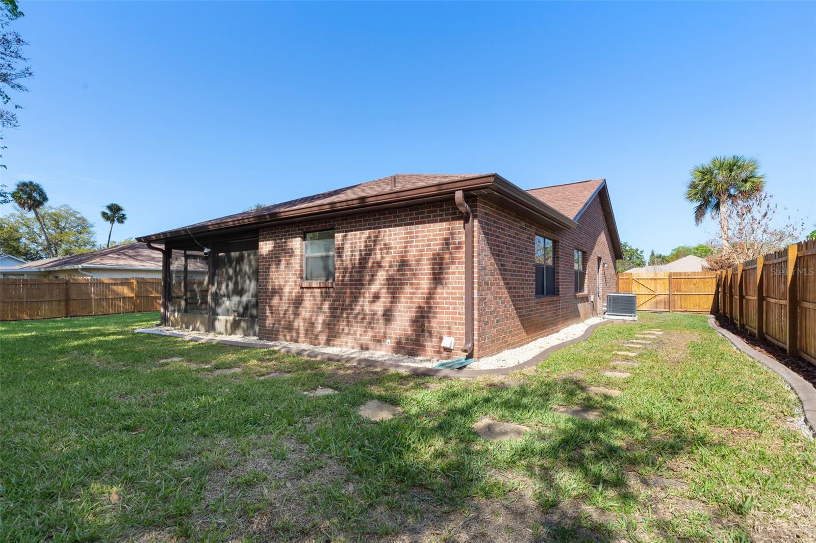 Image 33 of 42 For 8 Aston Circle