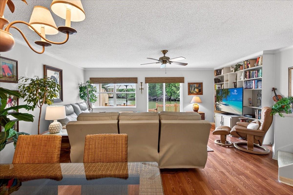 Image 13 of 75 For 525 Lake Bridge Drive