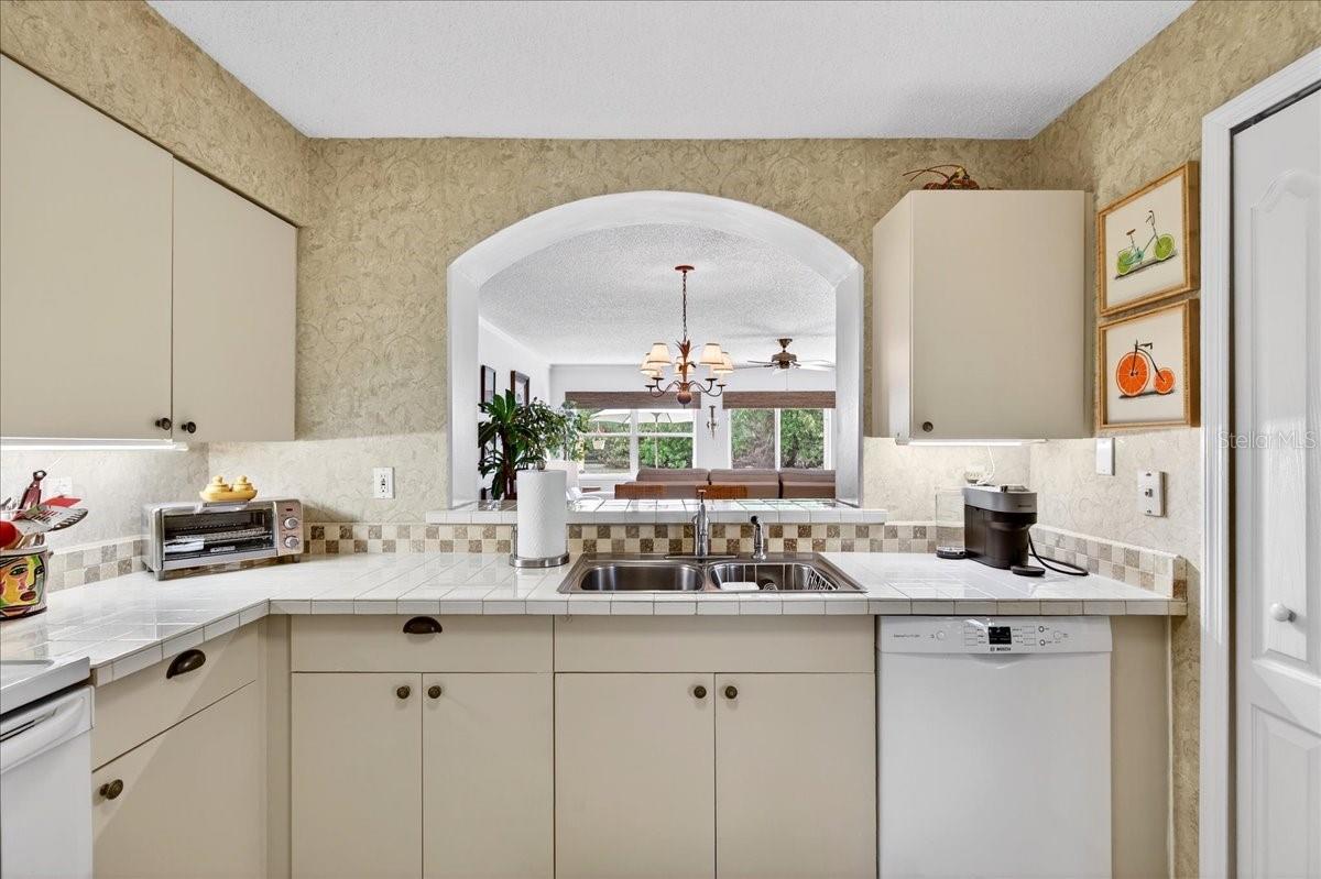 Image 21 of 75 For 525 Lake Bridge Drive