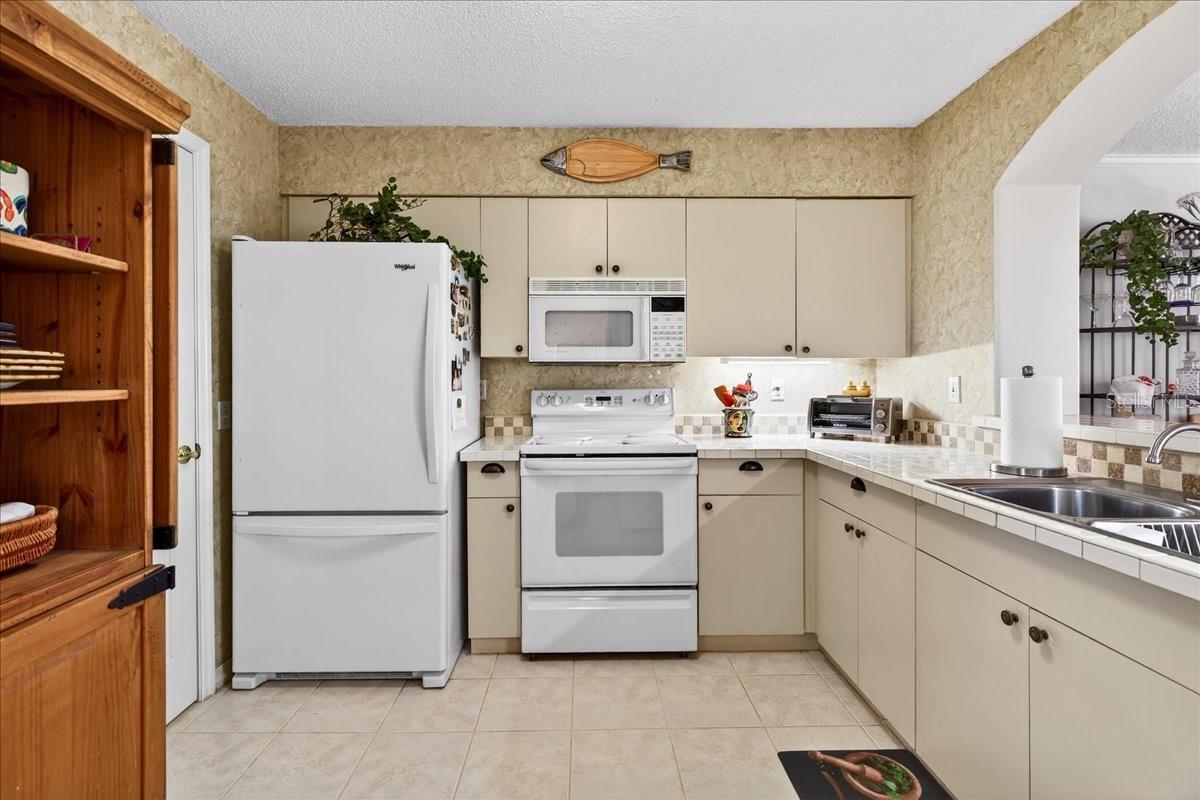 Image 23 of 75 For 525 Lake Bridge Drive