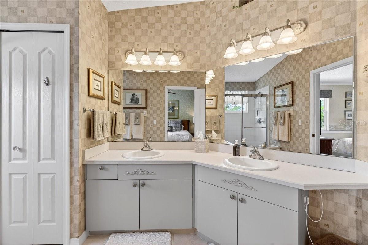 Image 33 of 75 For 525 Lake Bridge Drive