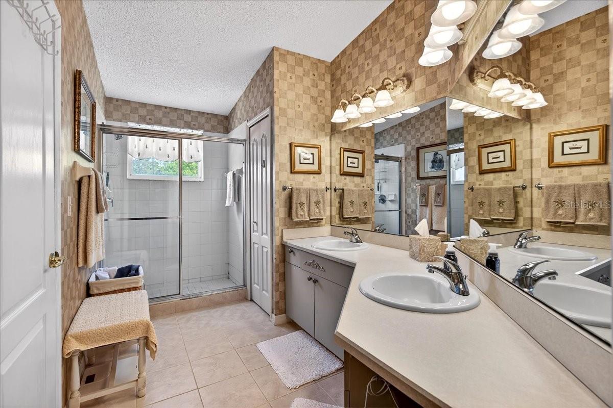 Image 35 of 75 For 525 Lake Bridge Drive