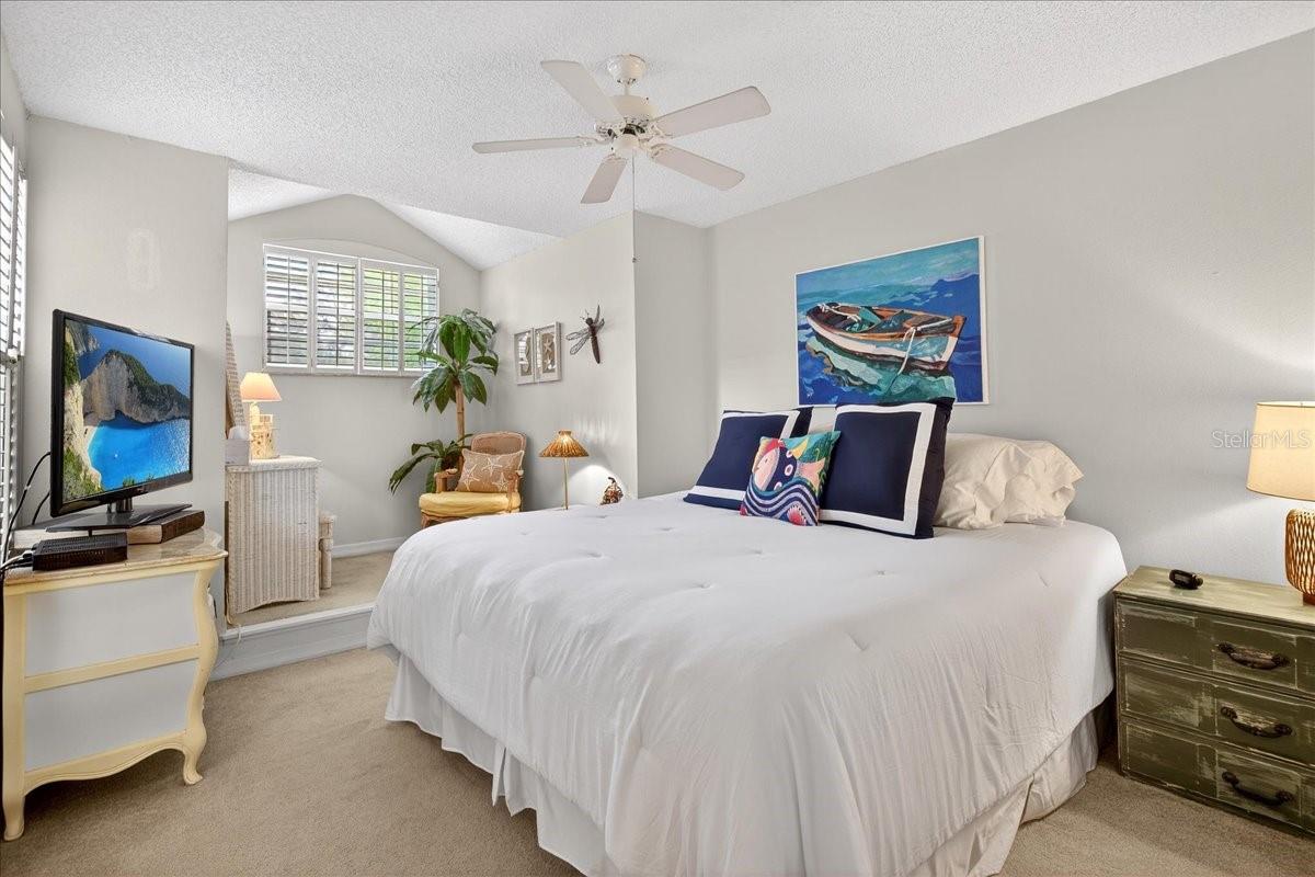 Image 36 of 75 For 525 Lake Bridge Drive