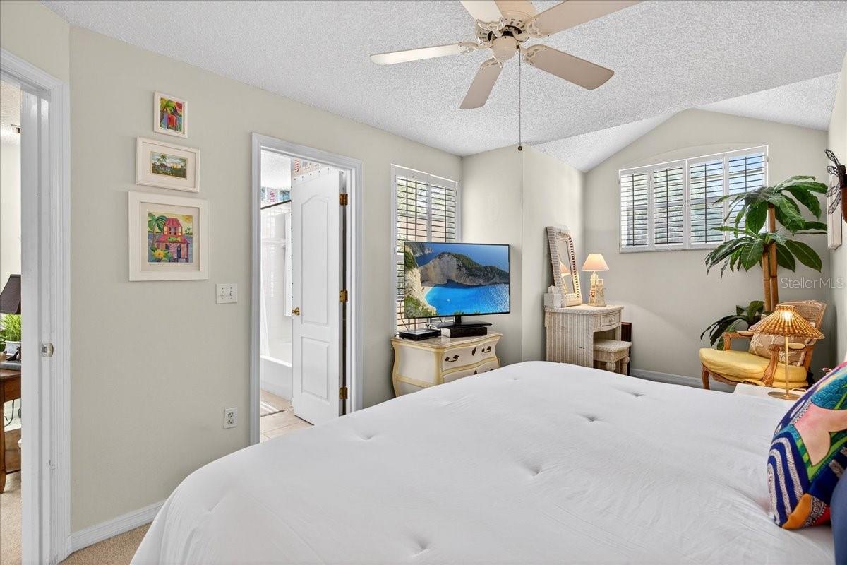 Image 37 of 75 For 525 Lake Bridge Drive