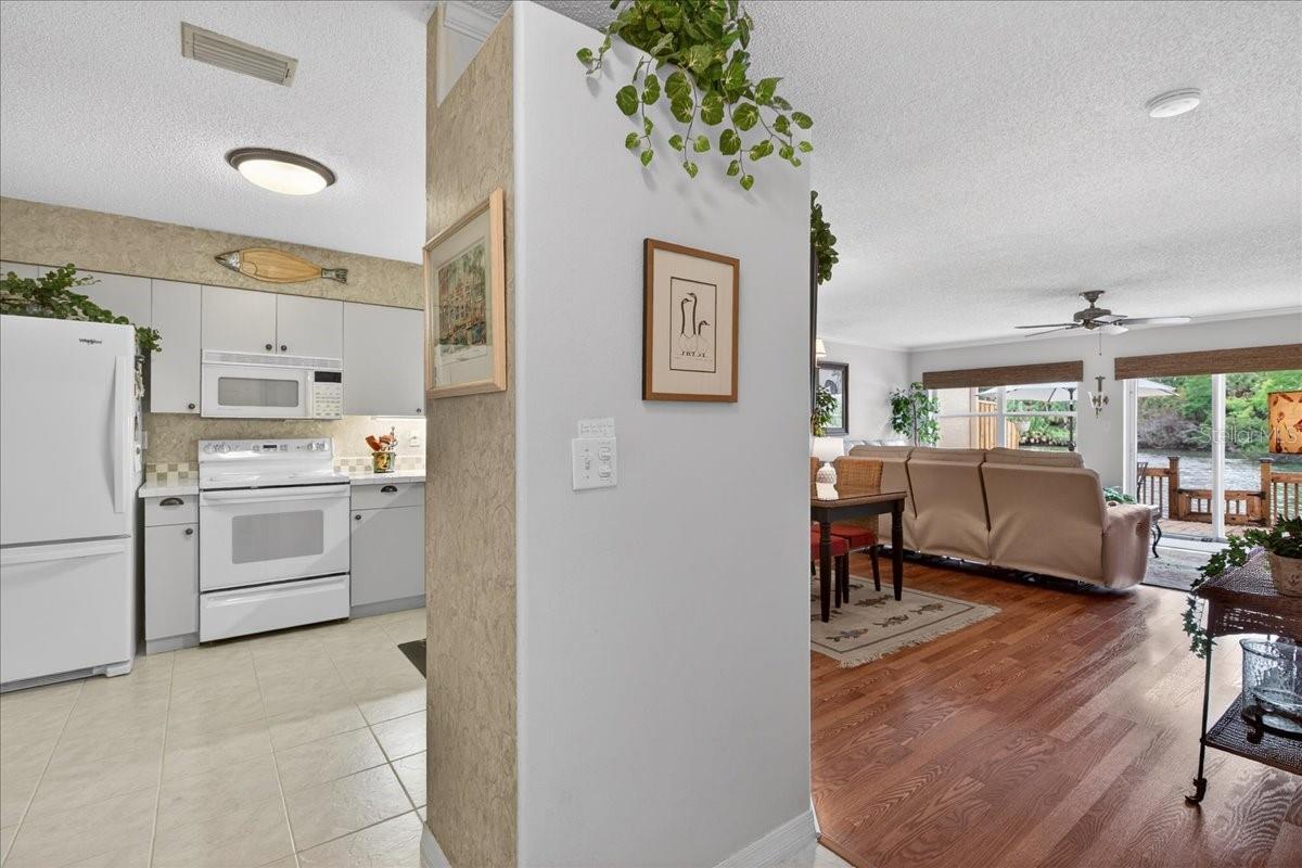 Image 4 of 75 For 525 Lake Bridge Drive