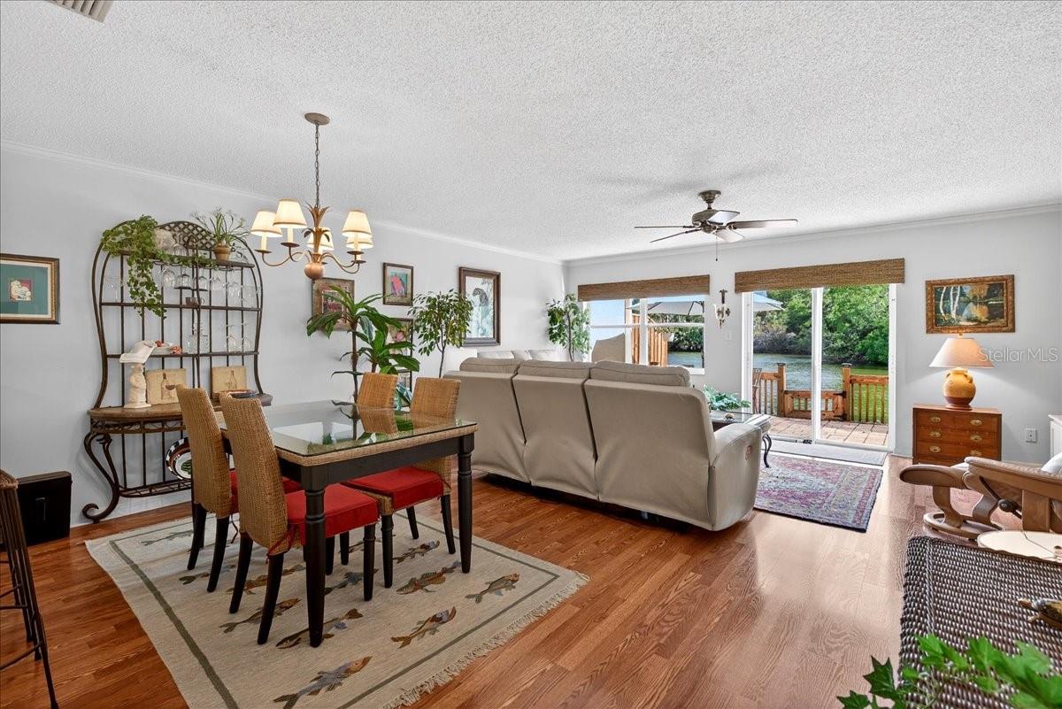 Image 9 of 75 For 525 Lake Bridge Drive