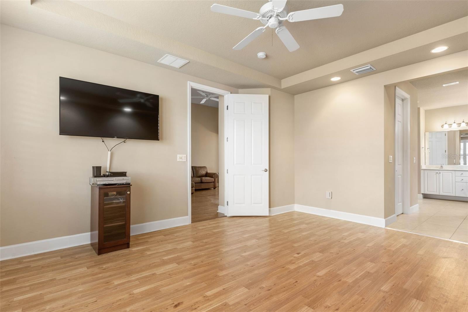 Image 26 of 67 For 10 River Point Drive