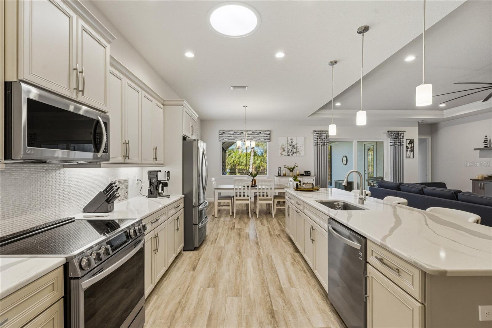 Image 13 of 50 For 8 Lakewalk Drive