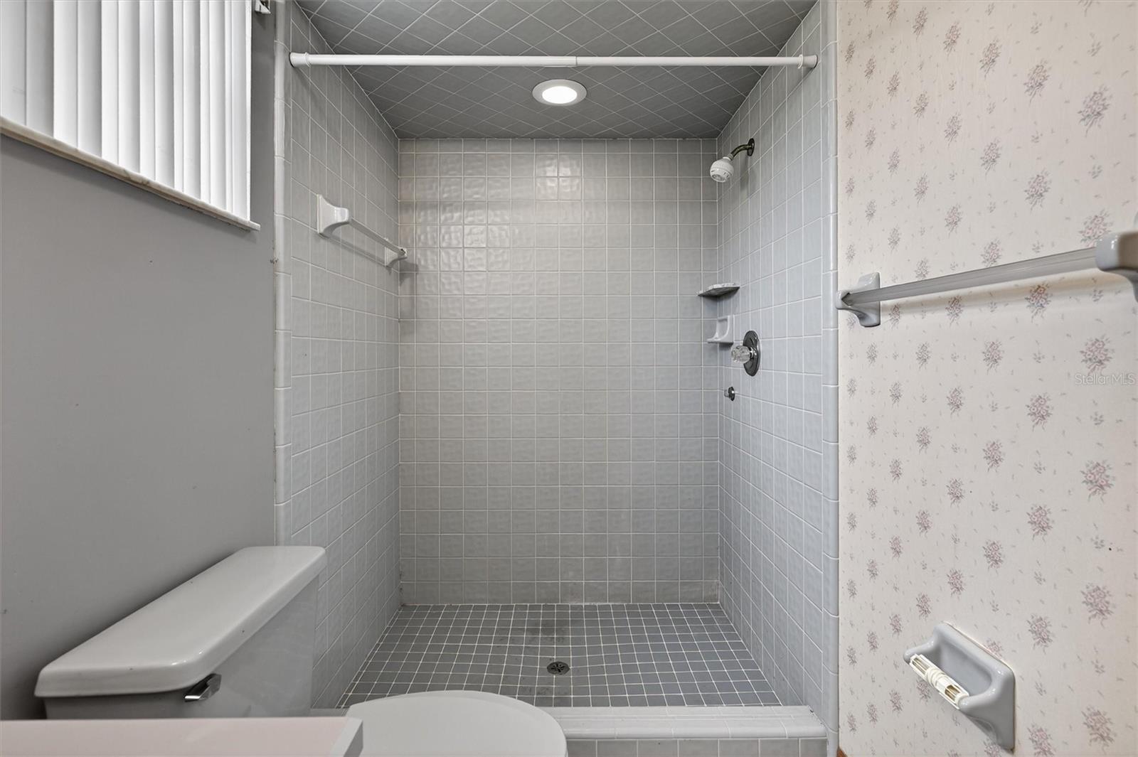 Image 17 of 93 For 239 Wilmette Avenue