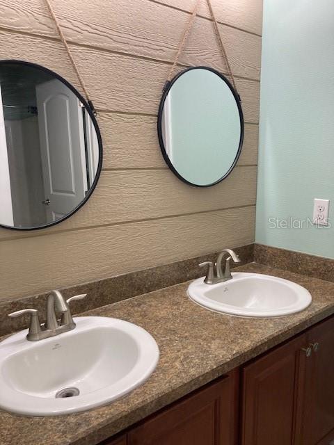 Image 21 of 30 For 7 Roxanne Place