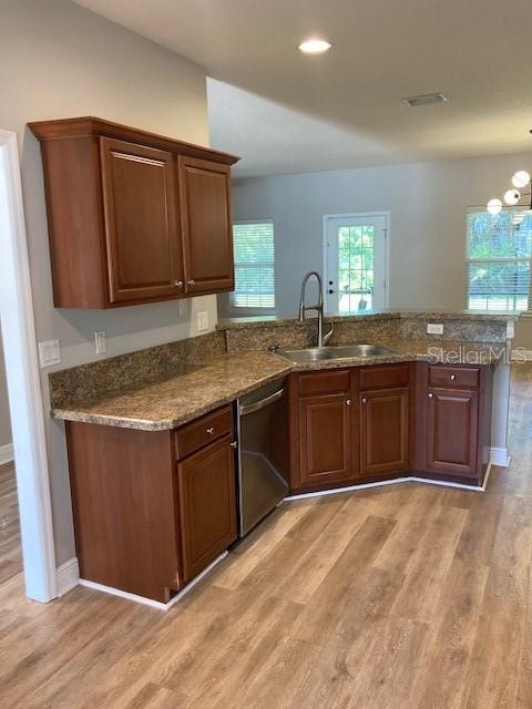 Image 5 of 30 For 7 Roxanne Place